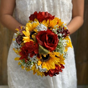 Ramo de novia con girasoles burdeos, boda de otoño, boda con girasoles y burdeos, boda con girasoles, ramo de girasoles