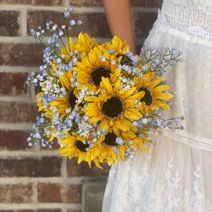 Ramo de novia de girasoles: Aliento de bebé azul, asa envuelta en cordel
