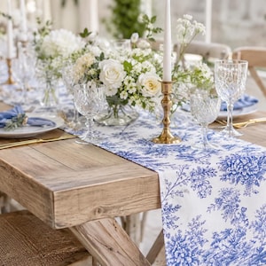 Chemin de table bleu toile de Jouy | Décoration de mariage champêtre français | Chemin de table Chinoiserie | Chemin de table bleu et blanc | Décoration pour enterrement de vie de jeune fille