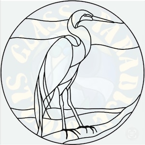 Peut inclure: Une illustration en noir et blanc d'une grande aigrette debout sur une surface ondulée. L'aigrette est tournée vers la droite et a un long cou et un long bec. L'illustration est sur un fond bleu clair.