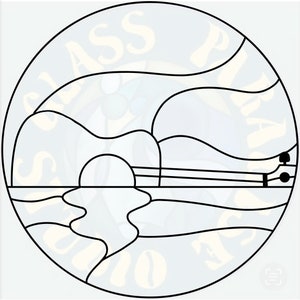 Peut inclure: Illustration en noir et blanc d'un coucher de soleil sur une étendue d'eau avec une silhouette de guitare au premier plan. Le texte "GLASS STUDIO ART" est écrit en cercle autour de l'image.