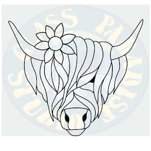 Pode incluir: Ilustração a preto e branco da cabeça de uma vaca das Terras Altas, com pelo comprido e uma flor. O design é uma ilustração gráfica simples.