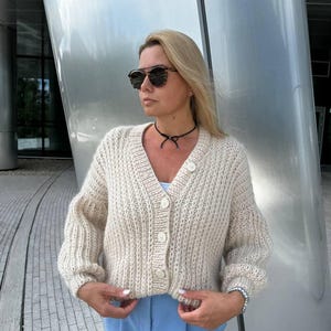 Maglione in mohair lavorato a maglia spesso, cardigan lavorato a mano, giacca beige da sposa soffice, cardigan alla moda in mohair lavorato a mano morbido
