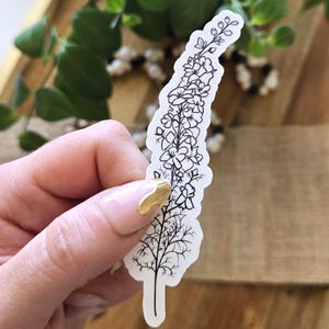 Bloem sticker ridderspoor geboortemaand juli | 1 x 4 inch glanzend waterdicht vinyl | Zwart-wit handgetekende botanische, geïllustreerde bloemencadeau