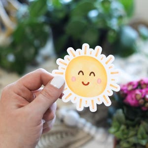 Aquarell glückliche Sonne Aufkleber | Wasserfester Vinyl-Aufkleber | 2 ", 3 ", 4 "Größen | Sonnenschein, Positivität, süße Ästhetik