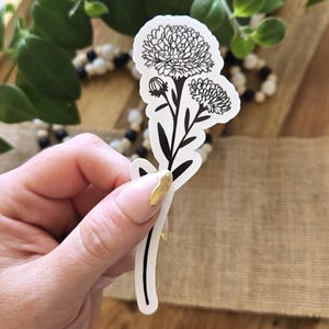 Bloemsticker van de geboortemaand van de aster van september | 1,5 x 4 inch glanzend waterdicht vinyl | Zwart-wit handgetekende botanische, geïllustreerde bloemencadeau