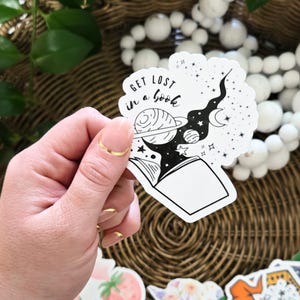 Verlieren Sie sich in einem Buch Aufkleber | Wasserfester Vinyl-Aufkleber | 2 ", 3 ", 4 "Größen | Buchliebhaber, Fantasy, Lese Aufkleber