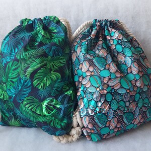 Wasserdichter Rucksack mit Palmenblättern oder mit Felsen