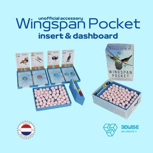 Op de afbeelding: Een onofficiële accessoireset voor het bordspel Wingspan Pocket, met blauwe plastic kaarthouders, een bakje gevuld met kleine lichtroze eieren en een speldoos. De set bevat kaartsleuven en een dashboard voor spelonderdelen.