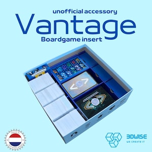 Op de afbeelding: Een witte spelbord-inzet met blauwe verdelers, met kaarten, spelstukken en andere componenten. De tekst "Vantage Boardgame insert" staat in het blauw. De inzet is gemarkeerd met "unofficial accessory" en "Made in Netherlands."