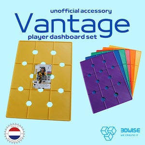Op de afbeelding: Gele en veelkleurige player dashboard sets. Het gele dashboard heeft een kaart met een karakterafbeelding. De tekst luidt "unofficial accessory Vantage player dashboard set." Het logo "3DWISE WE CREATE IT" is zichtbaar.