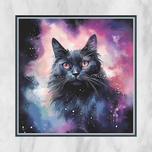 Può includere: Un gatto nero con gli occhi rosa è seduto davanti a uno sfondo di galassia colorato. La pelliccia del gatto è morbida e soffice, e i suoi occhi sono luminosi e penetranti. Lo sfondo della galassia è un mix di colori rosa, viola e blu, con stelle e nebulose sparse ovunque.