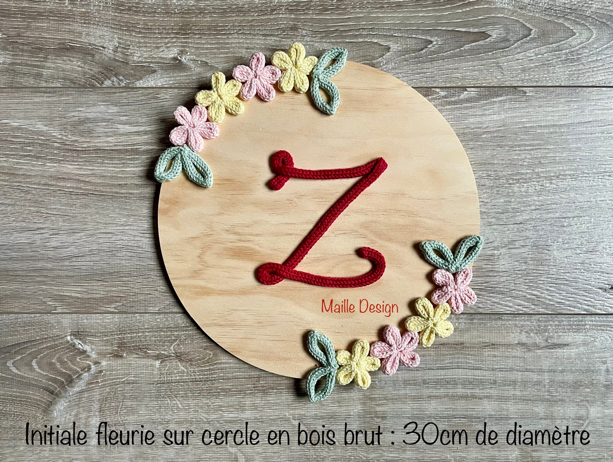 Initiale Fleurie sur Cercle en Bois Brut