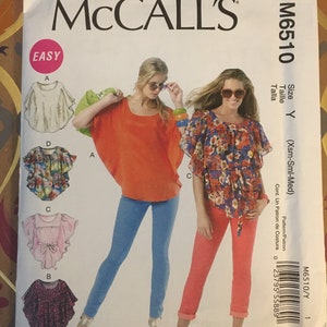 Puede incluir: Un patrón de costura para una blusa de mujer con cuello de volantes y un lazo en la cintura. El patrón se llama McCall's M6510Y y es para tallas XS, S y M.