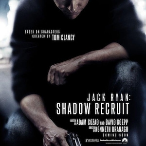 Può includere: Un poster del film "Jack Ryan: Shadow Recruit" con l'attore Chris Pine che tiene una pistola. Il poster contiene il testo "Basato sui personaggi creati da Tom Clancy" e "Scritto da Adam Cozad e David Koepp. Diretto da Kenneth Branagh. In arrivo."