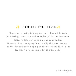 K&ouml;nnte beinhalten: Wei&szlig;er Hintergrund mit dem Text "PROCESSING TIME" in schwarzer Schrift. Der Text darunter erkl&auml;rt die Bearbeitungszeit des Shops von 2-3 Wochen und andere Versandinformationen. Das Datum "as of 5/10/26" steht unten.