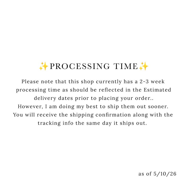 K&ouml;nnte beinhalten: Wei&szlig;er Hintergrund mit dem Text "PROCESSING TIME" in schwarzer Schrift. Der Text darunter erkl&auml;rt die Bearbeitungszeit des Shops von 2-3 Wochen und andere Versandinformationen. Das Datum "as of 5/10/26" steht unten.