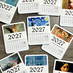 Puede incluir: Una colección de calendarios de pared rectangulares de 2027 con varias impresiones de arte clásico en la parte superior. Cada calendario muestra el año 2027 en una fuente negra grande sobre una cuadrícula blanca que muestra el mes de enero.