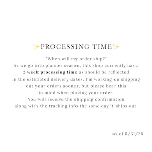 K&ouml;nnte beinhalten: Eine wei&szlig;e Infografik mit schwarzem Text, betitelt mit PROCESSING TIME und goldenen Sternsymbolen. Der Text lautet: When will my order ship? As we go into planner season, this shop currently has a 2 week processing time, Stand 31.08.26.