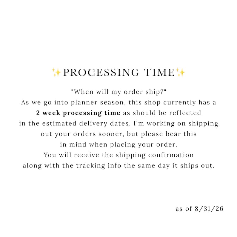 K&ouml;nnte beinhalten: Eine wei&szlig;e Infografik mit schwarzem Text, betitelt mit PROCESSING TIME und goldenen Sternsymbolen. Der Text lautet: When will my order ship? As we go into planner season, this shop currently has a 2 week processing time, Stand 31.08.26.