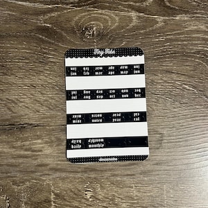 K&ouml;nnte beinhalten: Ein rechteckiger Bogen mit schwarz-wei&szlig;en Klebe-Registerkarten mit der Aufschrift Tiny Tabs. Der Bogen enth&auml;lt Reihen von Monaten von Jan bis Dez, gefolgt von Beschriftungen f&uuml;r misc, notes, year, cal, daily und monthly in gotischer Schrift.