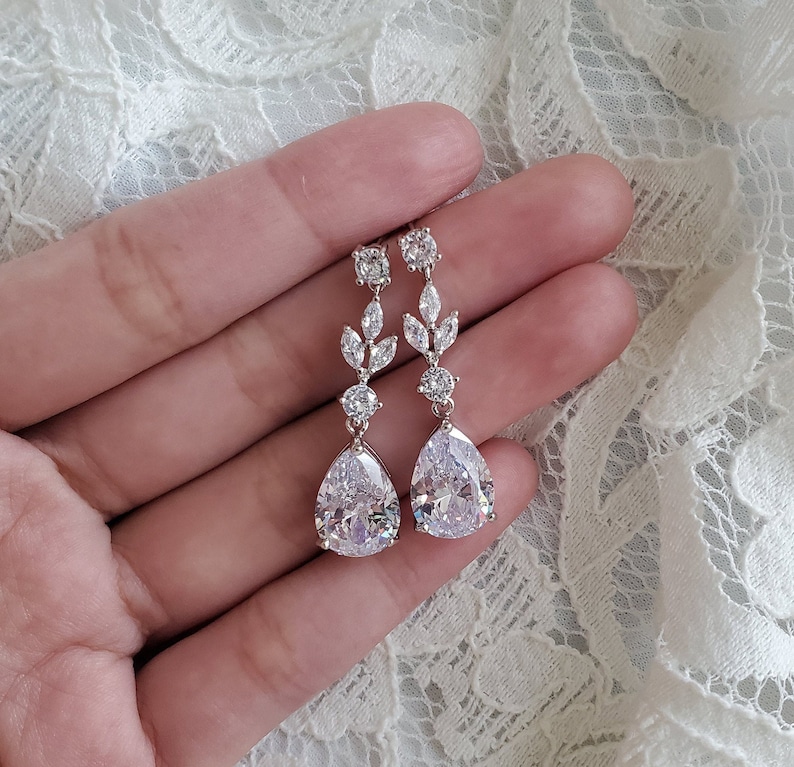 Pendientes colgantes nupciales Pendientes colgantes en forma de lágrima de pera de cristal Conjunto de joyas de boda Pendientes CZ Pendientes de vid de hoja de diamante Conjunto de pulsera imagen 1