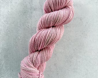 Filé main et fil mélangé – Laine mérinos | Poids peignée / Fil artisanal rose poudré pour tricot et crochet