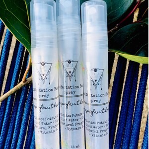 K&ouml;nnte beinhalten: Drei durchsichtige Plastikflaschen mit wei&szlig;en Spr&uuml;hk&ouml;pfen. Jede Flasche ist mit "Daily Manifestation Body Spray" und "Grapefruit Love" beschriftet. Die Flaschen sind jeweils 15 ml gro&szlig;.