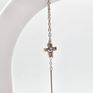 Kolczyki z pojedynczym łańcuszkiem ze srebra próby 925 z małym krzyżykiem