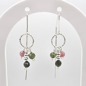 Kolczyki z turmalinem i srebrnym nawlekaczem: zielone i różowe koraliki