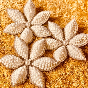 One Sofreh aghd noghl flower with rhinestones