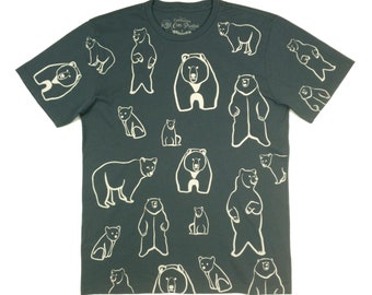 Könnte beinhalten: Dunkelblaues T-Shirt mit einem sich wiederholenden Muster aus weißen Bärenillustrationen in verschiedenen Posen. Die Bären sind mit einem einfachen Design umrandet. Das T-Shirt hat einen Rundhalsausschnitt und kurze Ärmel. Der Text "California Ever Printed" ist oben sichtbar.