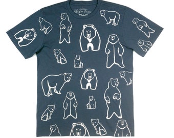 Könnte beinhalten: Ein dunkelblaues T-Shirt mit einem weißen Umriss von Bären, die überall darauf gedruckt sind. Der Text "California Screen Printed" ist auf das Shirt gedruckt.