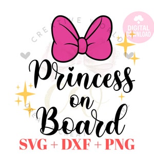 以下が含まれることがあります： 黒い輪郭のピンクのリボンと、黒い筆記体で「Princess on Board」というテキスト。赤い「SVG + DXF + PNG」というテキストも含まれています。