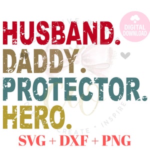 Puede incluir: Un diseño de descarga digital con el texto "Husband. Daddy. Protector. Hero." en una fuente desgastada con un esquema de color rojo, marrón, verde azulado y dorado. El texto se superpone sobre un fondo blanco con un icono de nube rosa y el texto "Descarga digital".