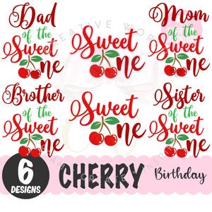 Peut inclure: Six designs imprimables représentant une cerise rouge avec des feuilles vertes et le texte "Sweet One" avec des variantes pour "Papa de la", "Maman de la", "Frère de la", "Sœur de la" et "Anniversaire Cerise".