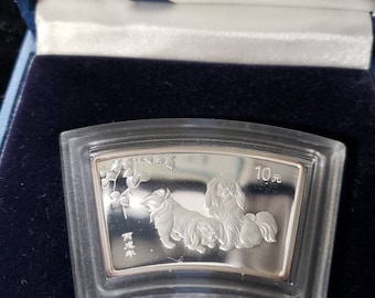Pièce d'argent en forme d'éventail de l'année du chien, année du zodiaque lunaire 2006 de 1 oz 10 yuans avec boîte et certificat d'authenticité - lot 1452