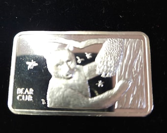Barra de plata de ley de 1 onza, 1974, con un oso de peluche, 0.999. Árbol de la Vida Silvestre de la Casa de la Moneda del Monte Everest, acuñación 6300. Incluye cápsula de plástico - precio regular 0.99.