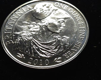2010  Great Britain Silver Britannia / Queen Elizabeth II   1oz 999 Gem BU   Coin  with Plastic  capsule  -  Rare! Reg-99    Lot # 922