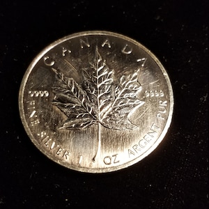 1990 Canadian  Silver 1 ounce .9999  Maple leaf ! Lot# 743 Key date