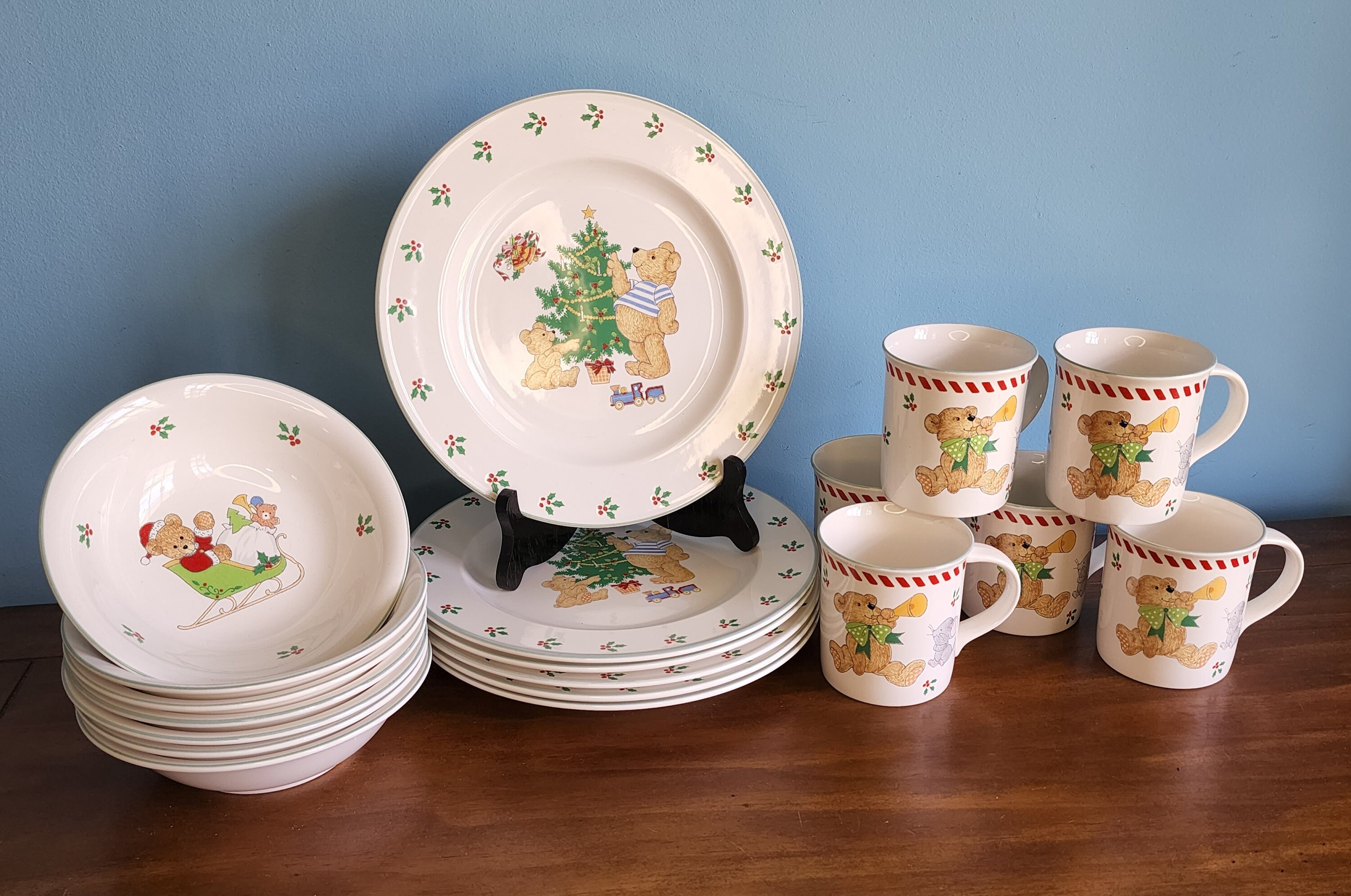 Disney Winnie the Pooh set of Christmas Dishes