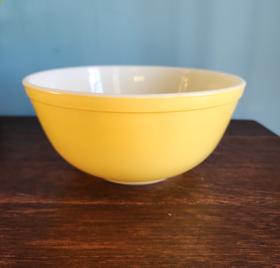 【USA vintage】PYREX パイレックス　ミキシングボウル　黄色 Vintage Small Yellow Pyrex Mixing or Serving Bowl Ovenware