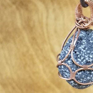 Halsband med trådlindad lavastenolja