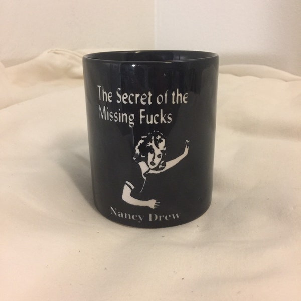 Gravierte Kaffeetasse -Nancy Drew -Tolles Geschenk für jeden Urlaub, einschließlich Muttertag, Vatertag, Geburtstage und