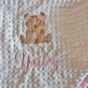 Couverture personnalisée pour bébé fille Minky brodée, couverture bébé Minky avec motif Aplique d'ours en peluche pour fille, cadeau de baby shower, cadeau de nouvelle maman,