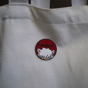 Puede incluir: Bolsa de lona blanca con un pin de esmalte rojo y blanco con un personaje de dibujos animados con cabello blanco y el texto "OSUWARI".
