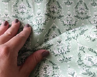 Tela de lino ornamental de inspiración vintage con intrincados motivos florales y de pájaros: textil bohemio chic único con estampado azul Morris.