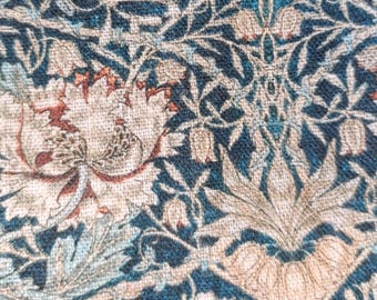 Tejido de lino ornamental de inspiración vintage con intrincados motivos florales y de pájaros: tejido bohemio chic único con estampado azul Morris de gran peso.