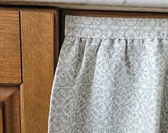 Falda para fregadero con estampado en blanco y negro / Cortina de cocina estilo rústico / Cubierta de tela para debajo del fregadero estilo cottagecore vintage, cortinas de lino a medida