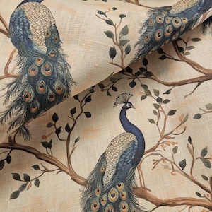 Könnte beinhalten: Ein beigefarbener Stoff mit einem sich wiederholenden Muster aus Pfauen und Ästen. Die Pfauen sind blau, grün und goldfarben mit aufwendigen Details. Die Äste sind braun und haben grüne Blätter.
